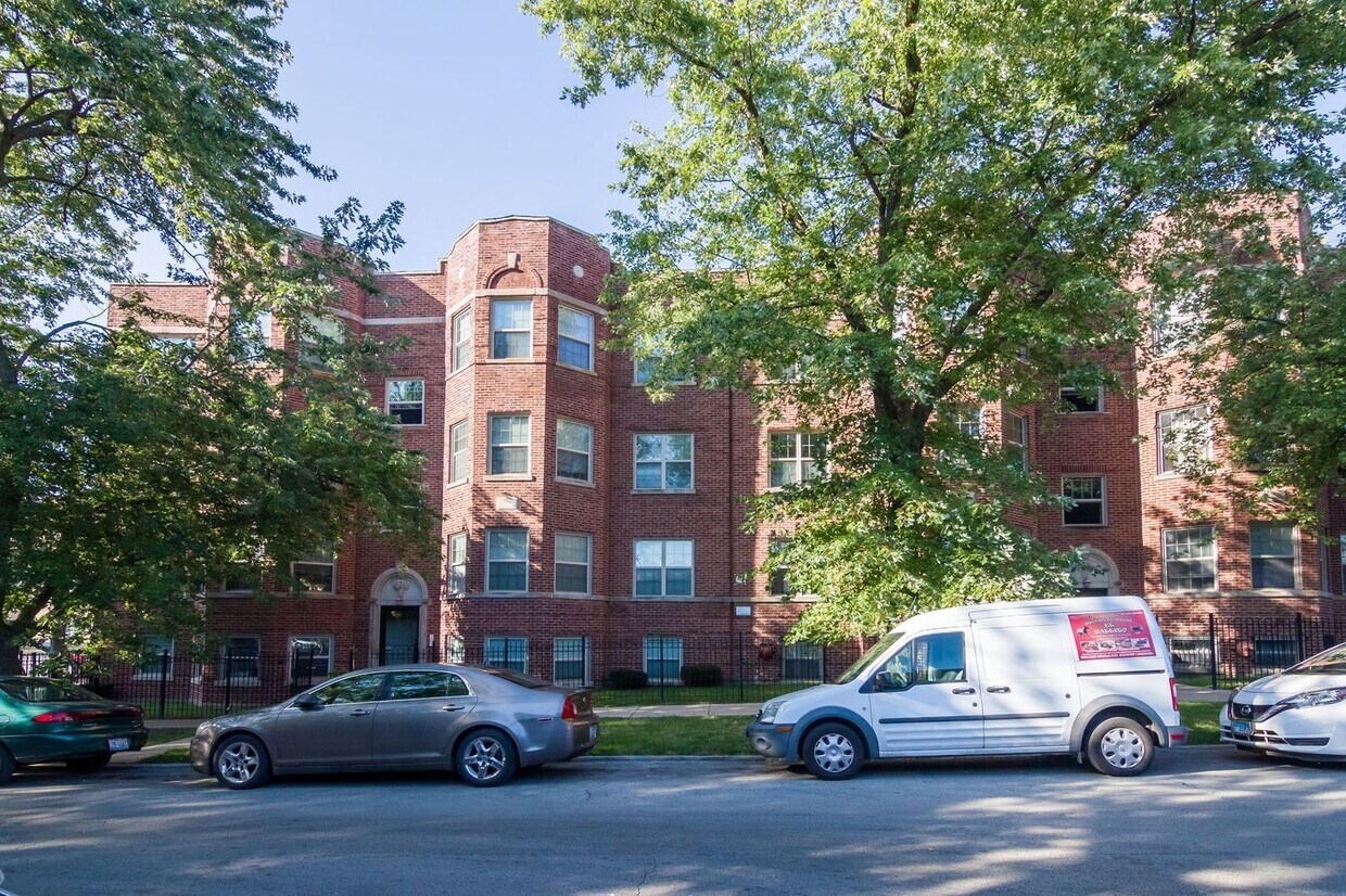 Primary Photo - 1716 W Farwell Ave
