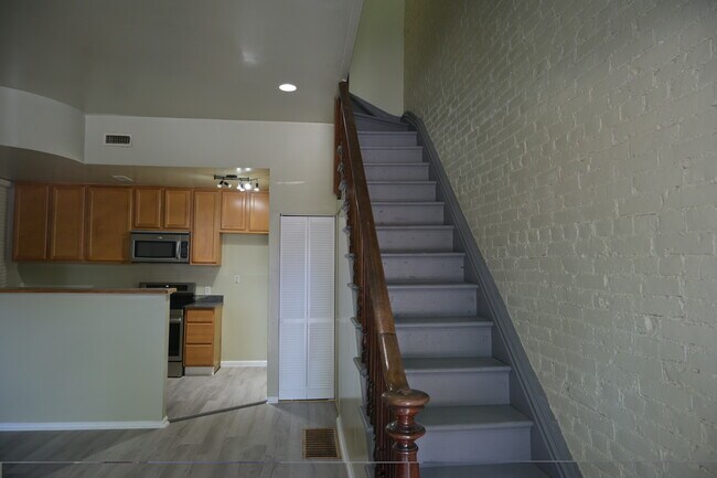 Foto del edificio - 805 Russell Blvd