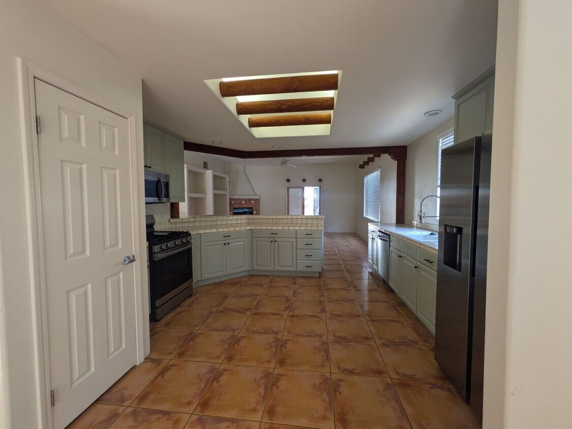 Building Photo - Classic 3 Bedroom Spanish Home with Pool -...