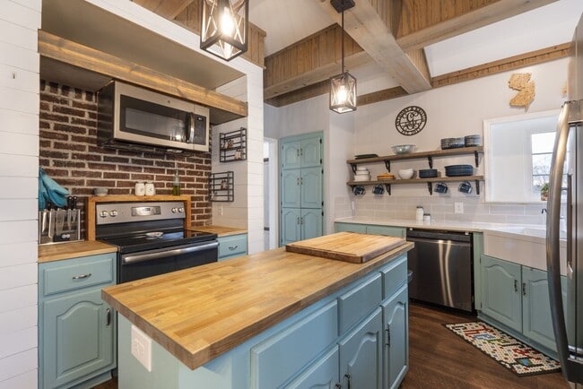 Building Photo - Perfect Home for Beauty & Privacy!