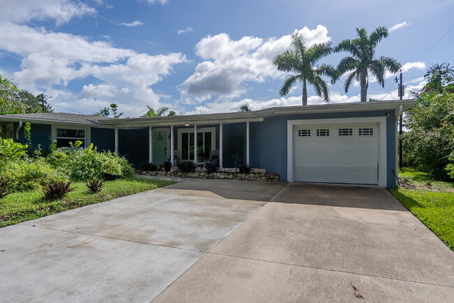 Living Across from Sarasota Bay 3BR/2.5BA ... - Living Across from Sarasota Bay
3BR/2.5BA ... Apartment