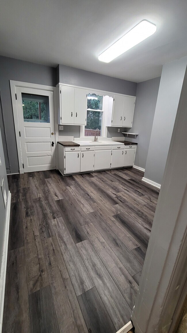 Eat-in kitchen. - 153 Washington Ave