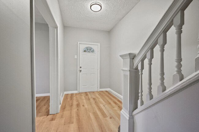 Building Photo - Beautiful Fully Renovated 4 Bedroom Home I...