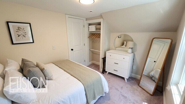 Foto del edificio - Modern Renovation Meets Classic Burlington Charm in this 4 Bed/3 Bath Home!