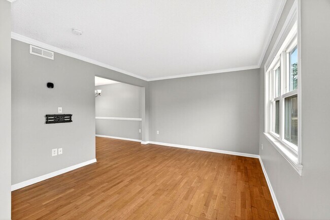 Building Photo - Quiet Retreat, Prime Location!