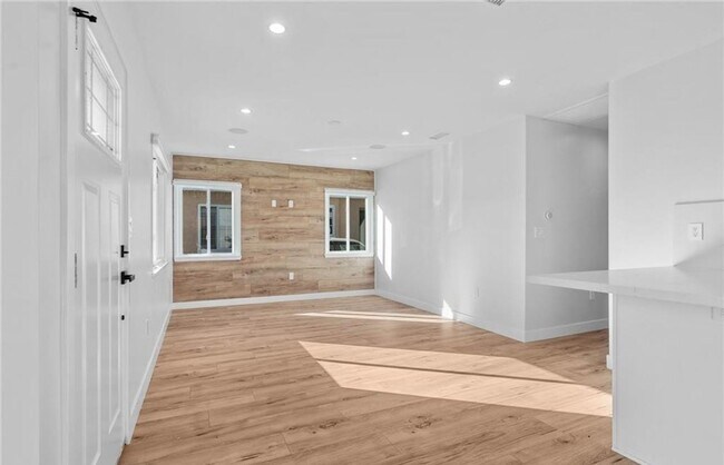 Foto del edificio - 4641 W 130th St