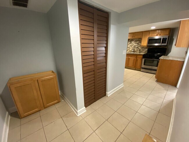 Building Photo - 7012 W Diversey