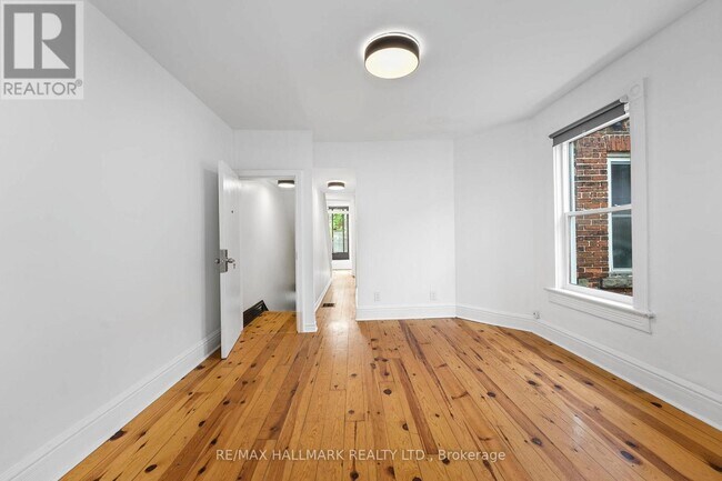 Building Photo - 261-261 Ossington Ave