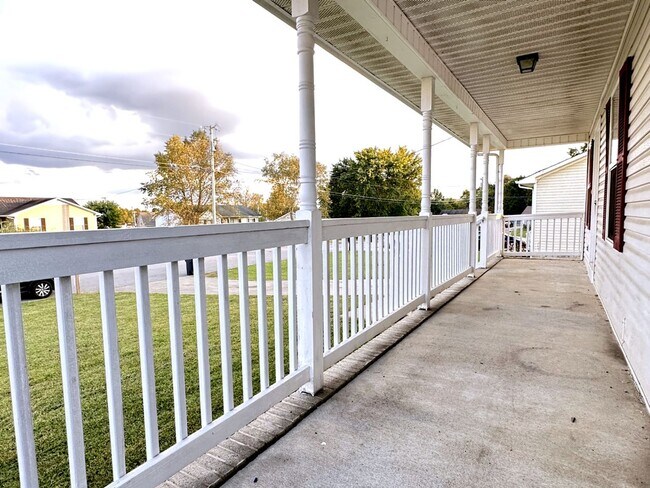 Foto del edificio - Single-Family in Oak Grove, KY--Deck and L...
