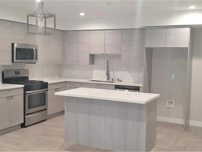 Foto del edificio - 2218 Montrose Ave