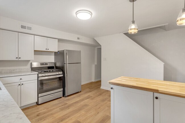 Foto del edificio - Beautiful 3 Bed - 2 Bathroom Home in Lawre...