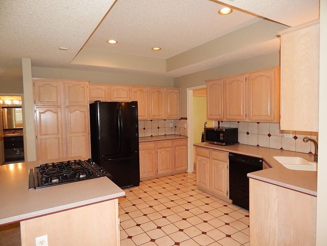 Foto del edificio - Immaculate 4 Bedroom near 91st and Yale.