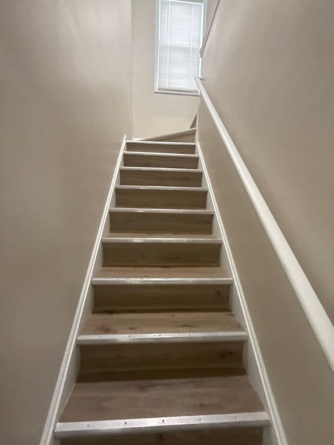 Building Photo - Beautiful 3-Bedroom Home – We Welcome Sect...
