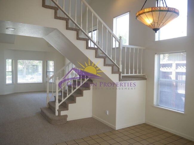 Building Photo - Unique 3 Bed 2.5 Bath 1,971sqft Single Fam...