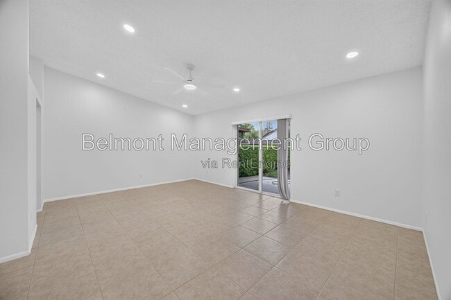 Building Photo - 102 Edgewater Cir