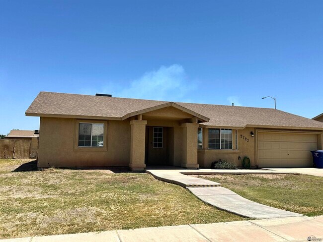 Building Photo - 2723 S 31st Dr
