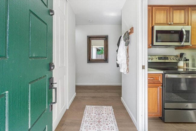 Building Photo - Freshly Renovated, End Unit Town-House Ava...