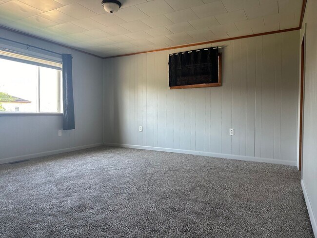 Building Photo - 3 Bedroom Home Uhrichsville, Ohio