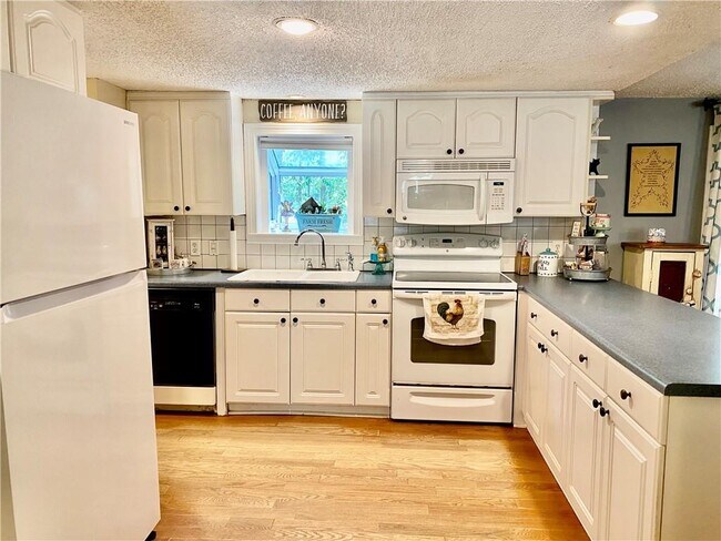 Foto del edificio - 148 Pine Tree Path