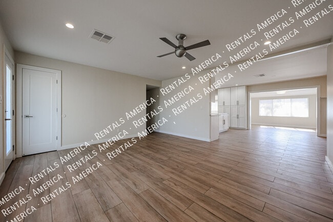 Building Photo - 105 E Hermosa Dr