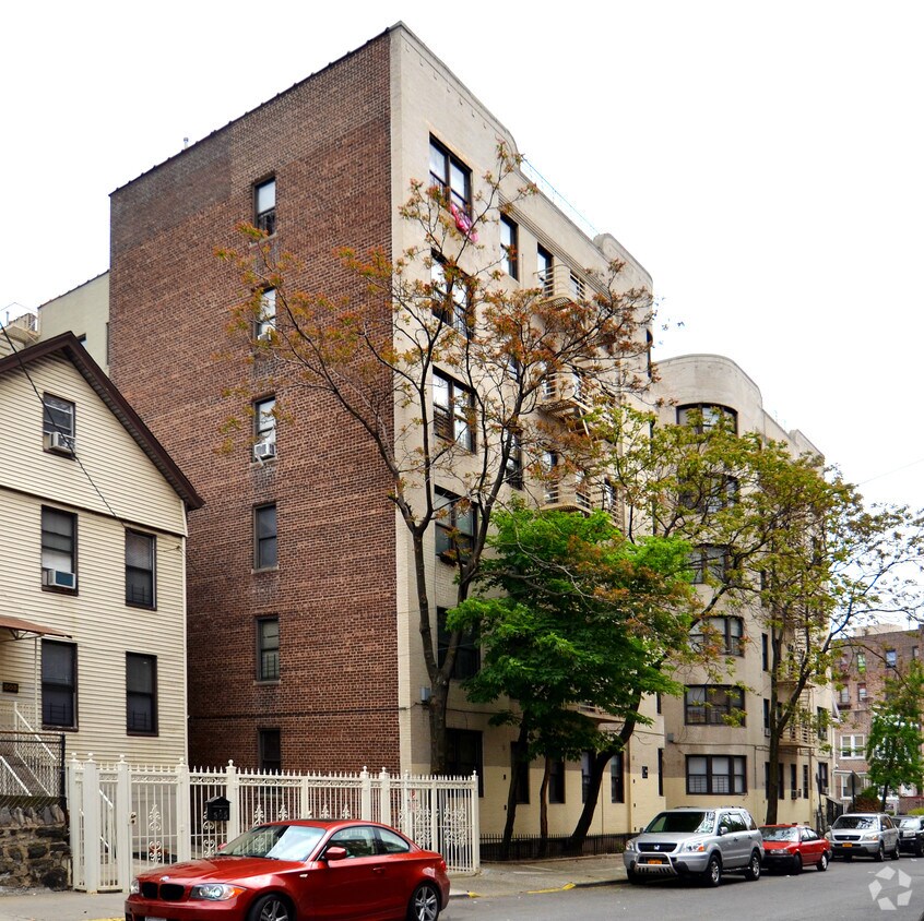 Foto principal - 315 E 196th St
