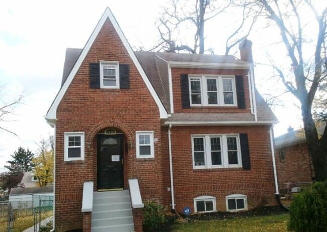 Lovely 4 BR/2.5 BA Single-Family Home in D... - Lovely 4 BR/2.5 BA Single-Family Home in D...