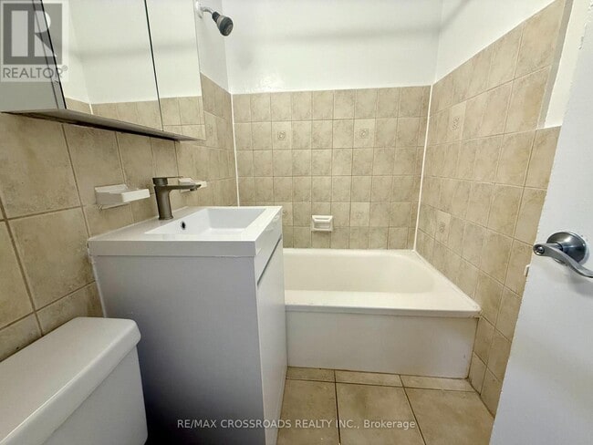 Building Photo - 2770 Yonge St