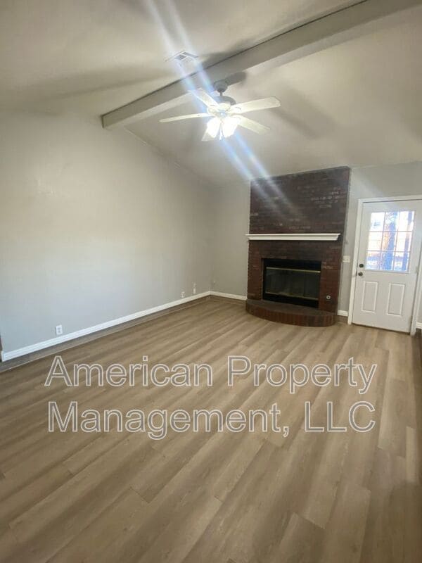 Building Photo - 1132 N Hickory Dr