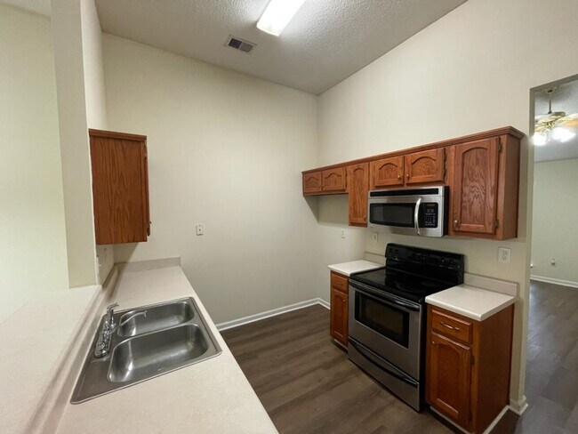 Building Photo - Close to Northwest, community college!!