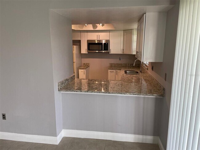 Foto del edificio - 8812 Bay Pointe Dr