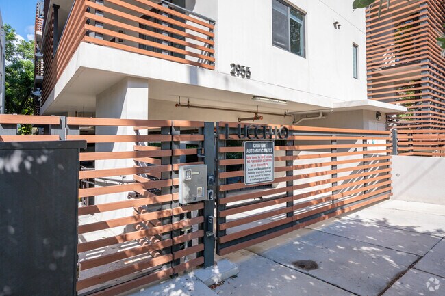 Entrada - L’Uccello Condominiums