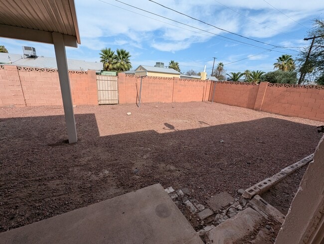 Building Photo - 1812 S Hardy Dr