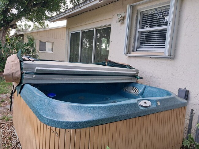 Building Photo - $500.00 OFF FIRST MONTH'S RENT Adorable 3/...