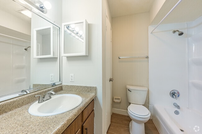 1BR, 1BA - 708SF Bathrrom - Oak Alley Apartments