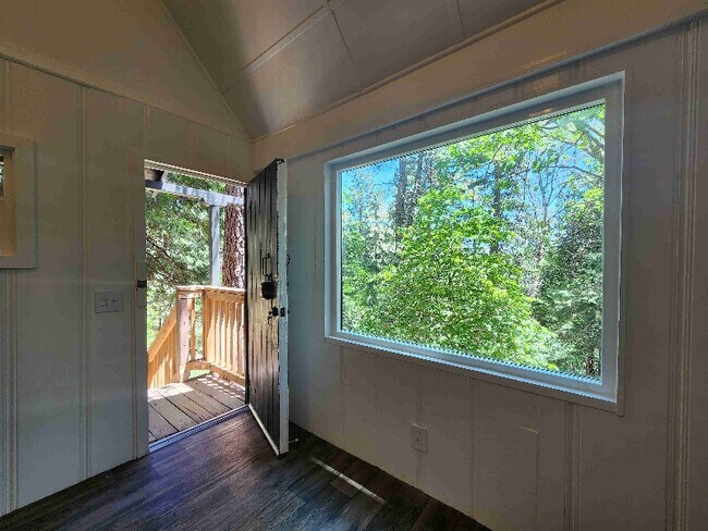 Foto del edificio - 825 Sierra Vista Dr