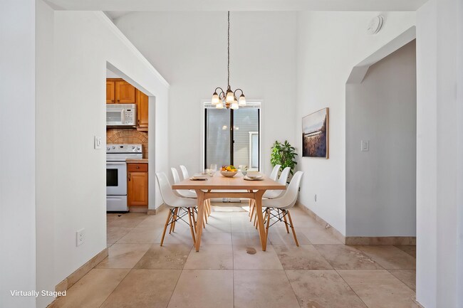 Foto del edificio - Beautiful 2 Bed, 2 Bath Townhome | Vaulted Ceilings, Private Courtyard & Fireplace