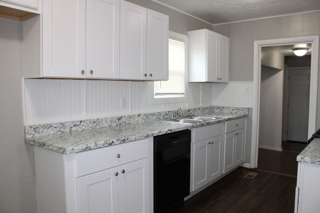 Foto del edificio - Over sized 2 car garage! ONE MONTH FREE FO...