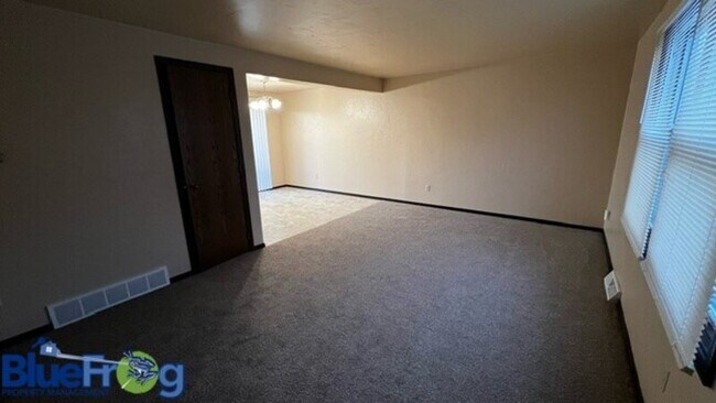 Building Photo - 1345 Vanderbraak St