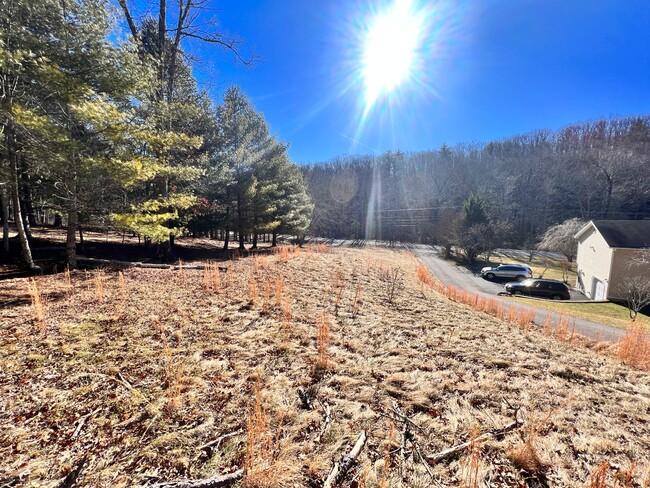 Building Photo - Blacksburg, 4 BR / 3 BA, Available April 1st