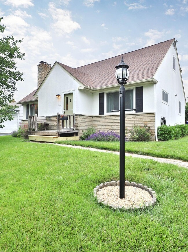 Building Photo - 714 Island Ct