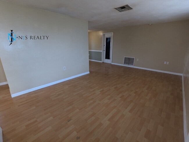 Building Photo - Beautiful, true 3 bed, 2bath home with 110...