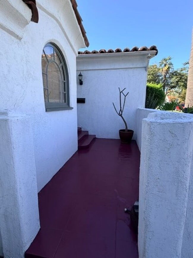 Foto del edificio - Pico-Robertson / Beverlywood 2 beds + 1.5 baths Spanish house PLUS Studio ADU  | Pool+Jacuzzi & e...