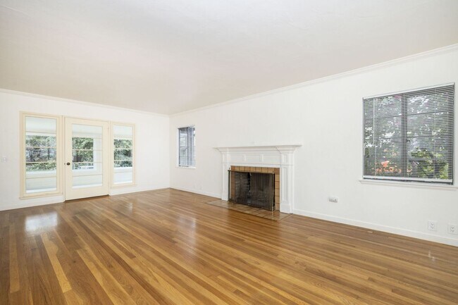 Foto del edificio - Stately Two Story Home w/ Serene Backyard in Crescent Park