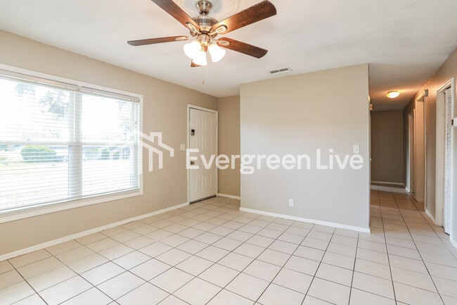 Foto del edificio - 7807 Knoll Dr N