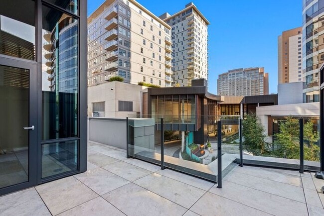 Foto del edificio - Luxury Executive Condo w/AC in the Heart o...