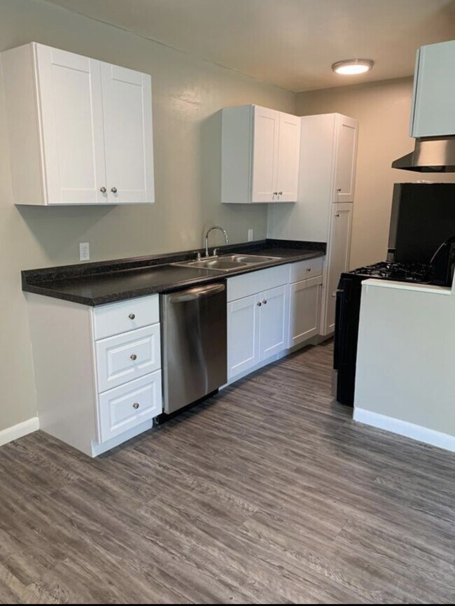 Foto del edificio - "Charming 1-Bed Oasis with Granite Elegance in Prime Edmond Location!"