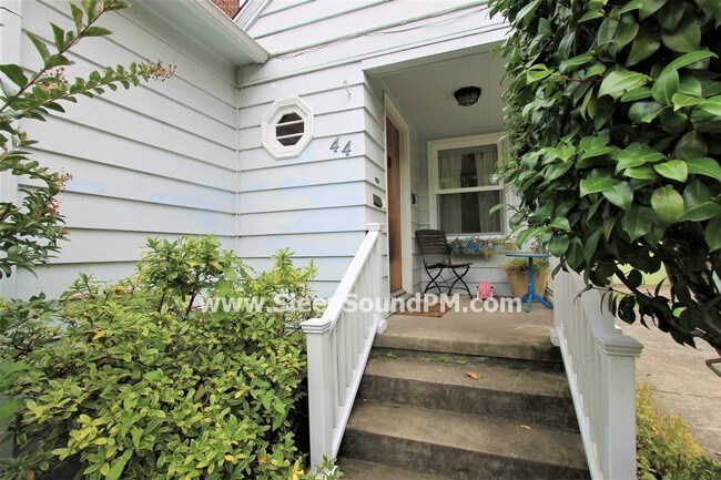 Building Photo - Stunning Southeast Four Bedroom Available Now