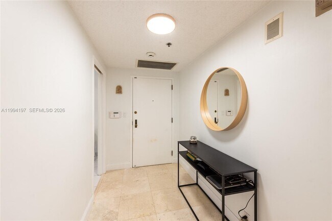 Foto del edificio - 251 Crandon Blvd
