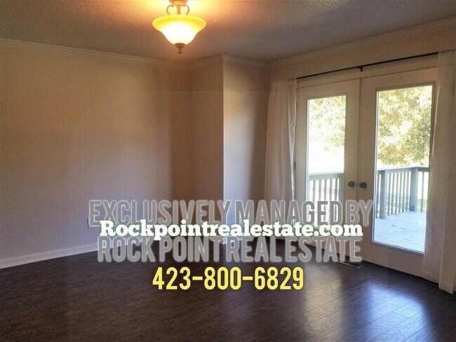 Building Photo - Stunning Townhome with Golf Course Views!