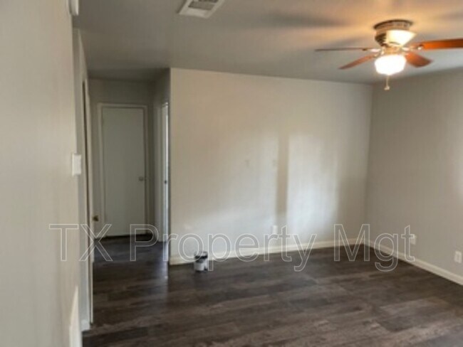 Building Photo - 4646 Ridgepoint Dr
